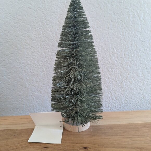 Bottle Brush Christmas Tree - Picture 2 of 4